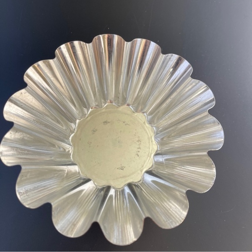 Vintage fluted, brioche Jell-O, old metal tin pan